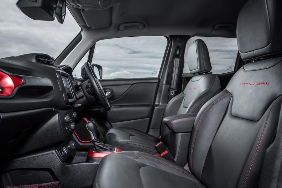 Интерьер Jeep Renegade Trailhawk (BU) 2018 года  (UK) (фото 9 из 36)